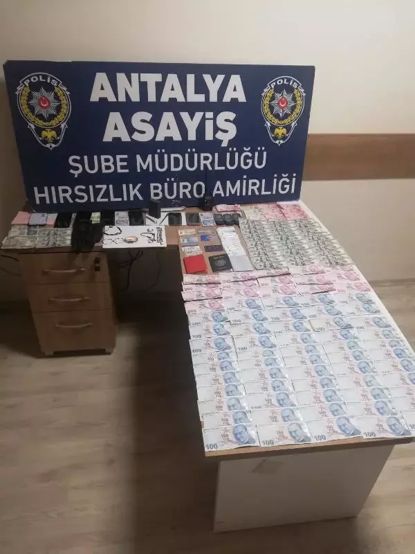 Antalya'da takip ettikleri kişilerin araçlarından para çaldıkları iddiasıyla yakalanan 3 şüpheli tutuklandı Antalya'da takip ettikleri kişilerin araçlarından para çaldıkları iddiasıyla yakalanan 3 şüpheli tutuklandı