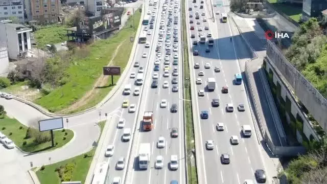 İstanbul'da yüzde 74'lere ulaşan trafik yoğunluğu havadan görüntülendi İstanbul'da yüzde 74'lere ulaşan trafik yoğunluğu havadan görüntülendi
