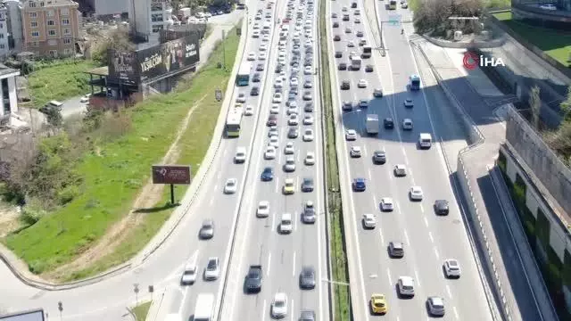 İstanbul'da yüzde 74'lere ulaşan trafik yoğunluğu havadan görüntülendi İstanbul'da yüzde 74'lere ulaşan trafik yoğunluğu havadan görüntülendi