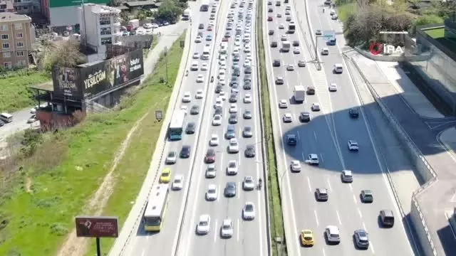 İstanbul'da yüzde 74'lere ulaşan trafik yoğunluğu havadan görüntülendi İstanbul'da yüzde 74'lere ulaşan trafik yoğunluğu havadan görüntülendi
