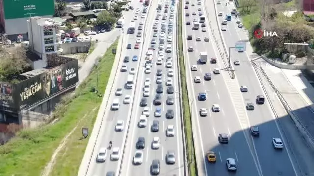 İstanbul'da yüzde 74'lere ulaşan trafik yoğunluğu havadan görüntülendi İstanbul'da yüzde 74'lere ulaşan trafik yoğunluğu havadan görüntülendi