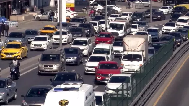 İstanbul'da yüzde 74'lere ulaşan trafik yoğunluğu böyle görüntülendi İstanbul'da yüzde 74'lere ulaşan trafik yoğunluğu böyle görüntülendi