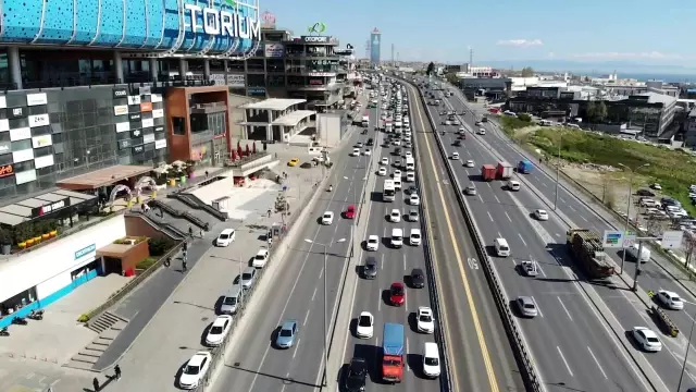 İstanbul'da yüzde 74'lere ulaşan trafik yoğunluğu böyle görüntülendi İstanbul'da yüzde 74'lere ulaşan trafik yoğunluğu böyle görüntülendi