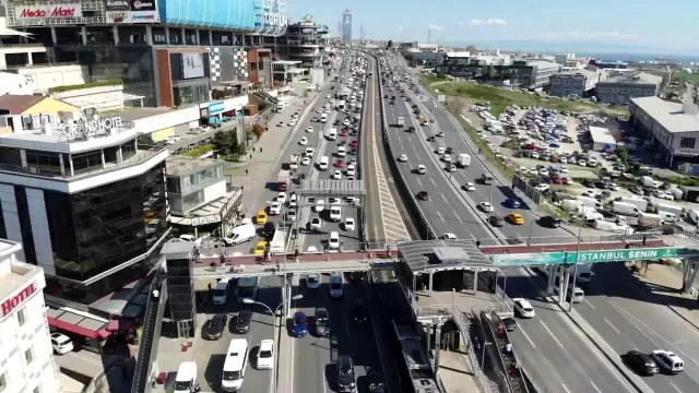 İstanbul'da yüzde 74'lere ulaşan trafik yoğunluğu böyle görüntülendi İstanbul'da yüzde 74'lere ulaşan trafik yoğunluğu böyle görüntülendi