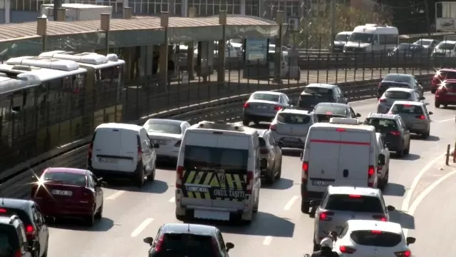 İstanbul'da yüzde 74'lere ulaşan trafik yoğunluğu böyle görüntülendi İstanbul'da yüzde 74'lere ulaşan trafik yoğunluğu böyle görüntülendi