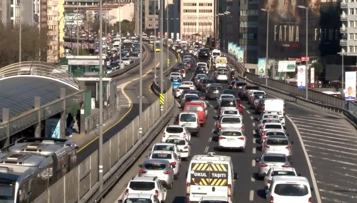 82 saatlik kısıtlama öncesi İstanbul'da trafik yoğunluğu yüzde 78'e ulaştı