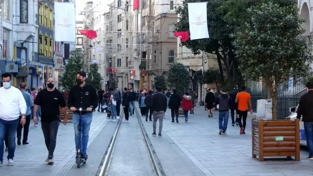 82 saatlik sokağa çıkma kısıtlaması başladı, Taksim Meydanı yine turistlere kaldı 82 saatlik sokağa çıkma kısıtlaması başladı, Taksim Meydanı yine turistlere kaldı