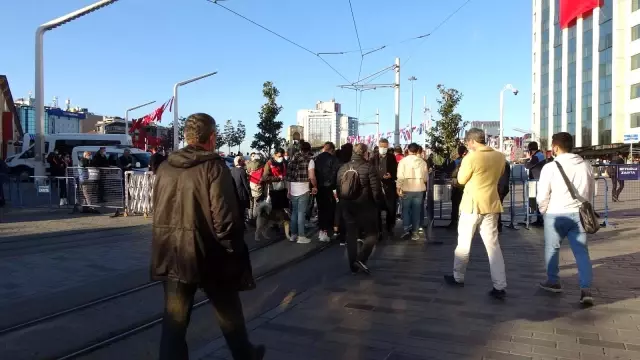 82 saatlik sokağa çıkma kısıtlaması başladı, Taksim Meydanı yine turistlere kaldı 82 saatlik sokağa çıkma kısıtlaması başladı, Taksim Meydanı yine turistlere kaldı