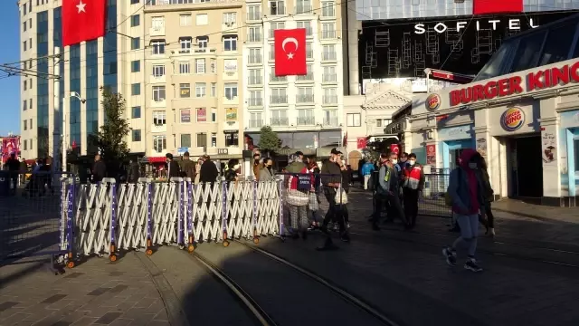 82 saatlik sokağa çıkma kısıtlaması başladı, Taksim Meydanı yine turistlere kaldı 82 saatlik sokağa çıkma kısıtlaması başladı, Taksim Meydanı yine turistlere kaldı