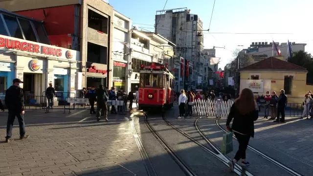 82 saatlik sokağa çıkma kısıtlaması başladı, Taksim Meydanı yine turistlere kaldı 82 saatlik sokağa çıkma kısıtlaması başladı, Taksim Meydanı yine turistlere kaldı