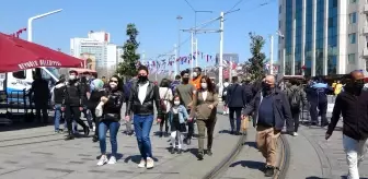 Taksim: 82 saatlik sokağa çıkma kısıtlaması başladı, Taksim Meydanı yine turistlere kaldı Taksim: 82 saatlik sokağa çıkma kısıtlaması başladı, Taksim Meydanı yine turistlere kaldı