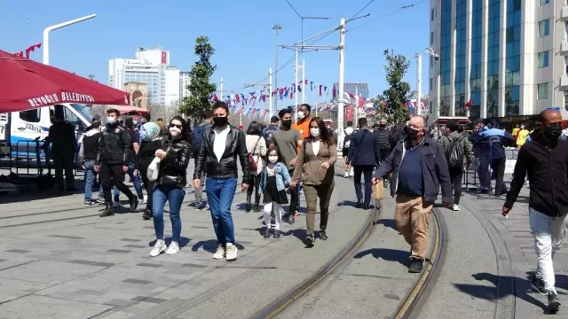 82 saatlik sokağa çıkma kısıtlaması başladı, Taksim Meydanı yine turistlere kaldı 82 saatlik sokağa çıkma kısıtlaması başladı, Taksim Meydanı yine turistlere kaldı