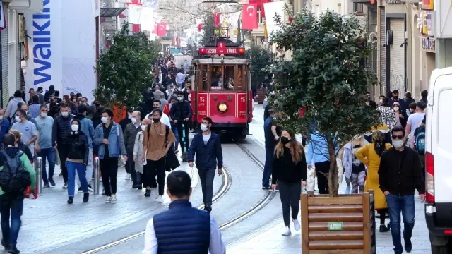 82 saatlik sokağa çıkma kısıtlaması başladı, Taksim Meydanı yine turistlere kaldı 82 saatlik sokağa çıkma kısıtlaması başladı, Taksim Meydanı yine turistlere kaldı