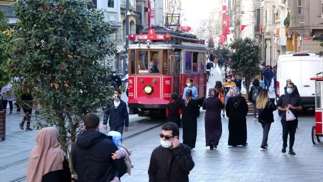 82 saatlik sokağa çıkma kısıtlaması başladı, Taksim Meydanı yine turistlere kaldı 82 saatlik sokağa çıkma kısıtlaması başladı, Taksim Meydanı yine turistlere kaldı