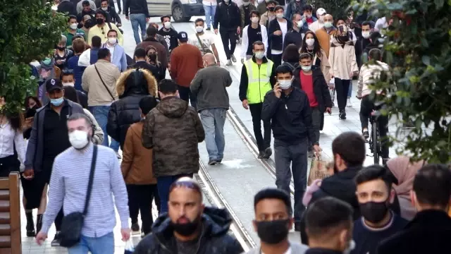 82 saatlik sokağa çıkma kısıtlaması başladı, Taksim Meydanı yine turistlere kaldı 82 saatlik sokağa çıkma kısıtlaması başladı, Taksim Meydanı yine turistlere kaldı