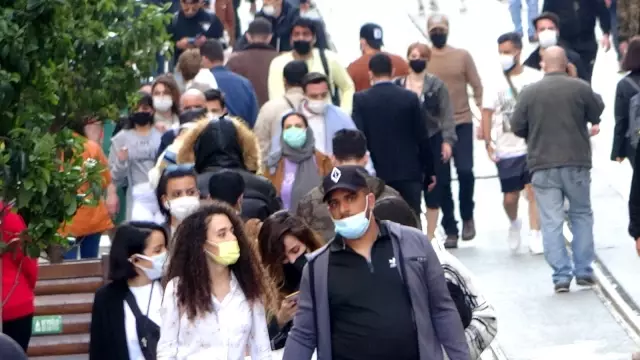 82 saatlik sokağa çıkma kısıtlaması başladı, Taksim Meydanı yine turistlere kaldı 82 saatlik sokağa çıkma kısıtlaması başladı, Taksim Meydanı yine turistlere kaldı