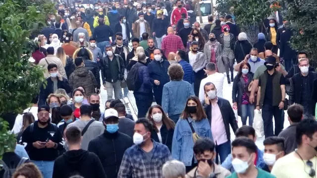 82 saatlik sokağa çıkma kısıtlaması başladı, Taksim Meydanı yine turistlere kaldı 82 saatlik sokağa çıkma kısıtlaması başladı, Taksim Meydanı yine turistlere kaldı