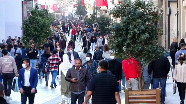 82 saatlik sokağa çıkma kısıtlaması başladı, Taksim Meydanı yine turistlere kaldı 82 saatlik sokağa çıkma kısıtlaması başladı, Taksim Meydanı yine turistlere kaldı