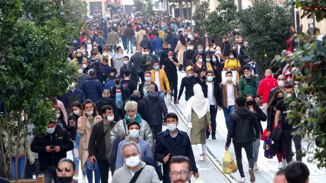 82 saatlik sokağa çıkma kısıtlaması başladı, Taksim Meydanı yine turistlere kaldı 82 saatlik sokağa çıkma kısıtlaması başladı, Taksim Meydanı yine turistlere kaldı