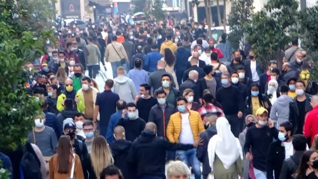 82 saatlik sokağa çıkma kısıtlaması başladı, Taksim Meydanı yine turistlere kaldı 82 saatlik sokağa çıkma kısıtlaması başladı, Taksim Meydanı yine turistlere kaldı
