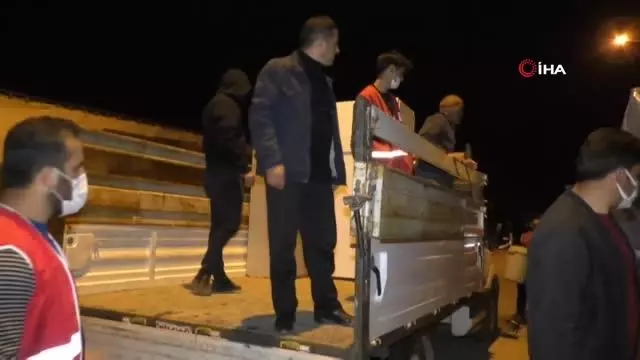 Açıkta kalan aileye Valilik ve Kızılay sahip çıktı