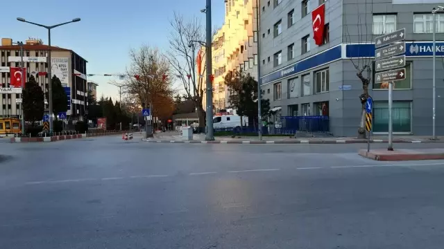 Afyonkarahisar'da 82 saatlik sokağa çıkma kısıtlaması başladı Afyonkarahisar'da 82 saatlik sokağa çıkma kısıtlaması başladı