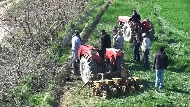 AFYONKARAHİSAR - Devrilen traktördeki 2 kişi yaralandı AFYONKARAHİSAR - Devrilen traktördeki 2 kişi yaralandı