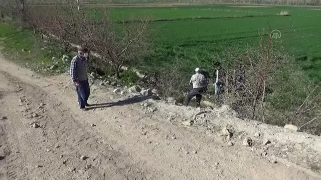 AFYONKARAHİSAR - Devrilen traktördeki 2 kişi yaralandı AFYONKARAHİSAR - Devrilen traktördeki 2 kişi yaralandı