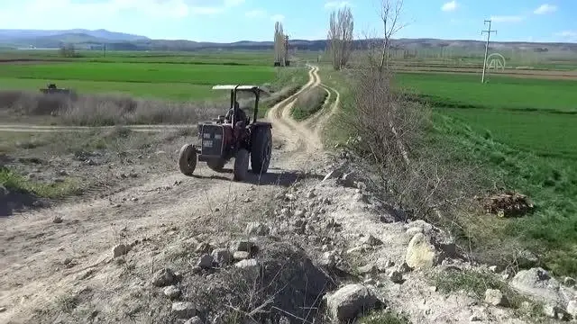 AFYONKARAHİSAR - Devrilen traktördeki 2 kişi yaralandı AFYONKARAHİSAR - Devrilen traktördeki 2 kişi yaralandı