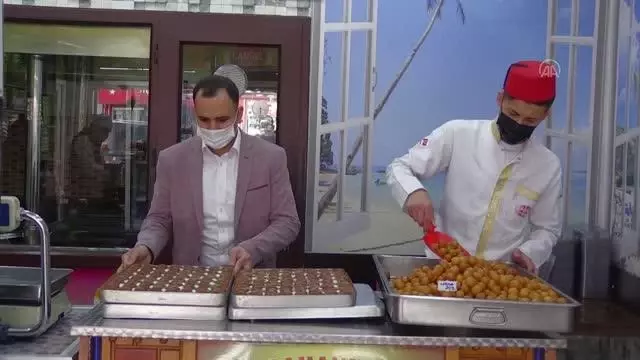 AFYONKARAHİSAR - Ramazan ayında 'güllaç' ile 'soğuk baklava' yoğun ilgi görüyor AFYONKARAHİSAR - Ramazan ayında 'güllaç' ile 'soğuk baklava' yoğun ilgi görüyor