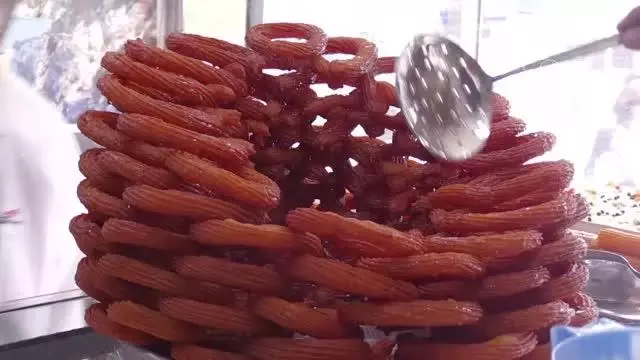 AFYONKARAHİSAR - Ramazan ayında 'güllaç' ile 'soğuk baklava' yoğun ilgi görüyor AFYONKARAHİSAR - Ramazan ayında 'güllaç' ile 'soğuk baklava' yoğun ilgi görüyor