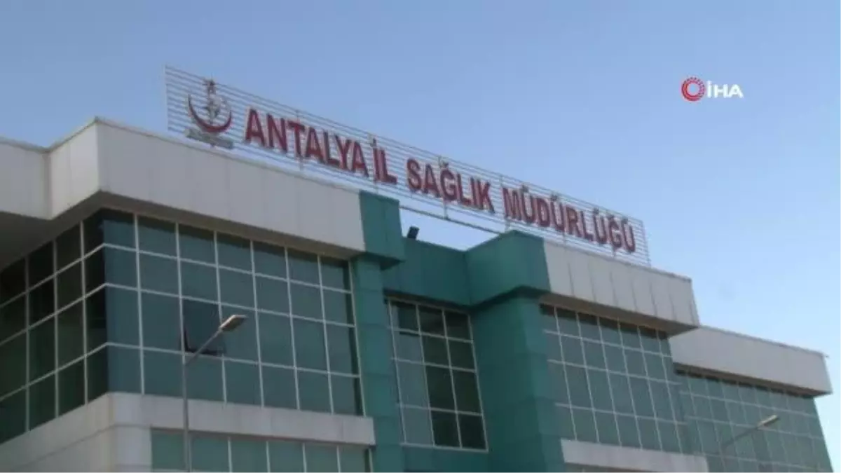Antalya'da sağlık çalışanları aşı olmak istemeyen vatandaşları böyle ikna ediyor