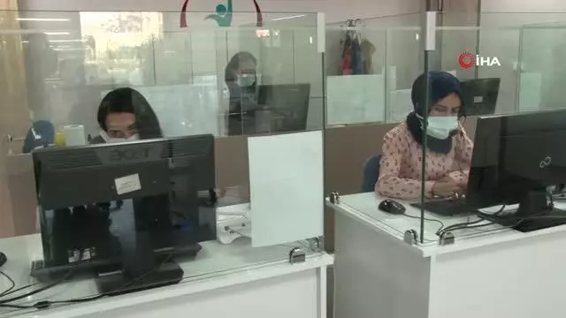 Antalya'da sağlık çalışanları aşı olmak istemeyen vatandaşları böyle ikna ediyor Antalya'da sağlık çalışanları aşı olmak istemeyen vatandaşları böyle ikna ediyor