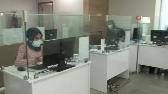 Antalya'da sağlık çalışanları aşı olmak istemeyen vatandaşları böyle ikna ediyor Antalya'da sağlık çalışanları aşı olmak istemeyen vatandaşları böyle ikna ediyor