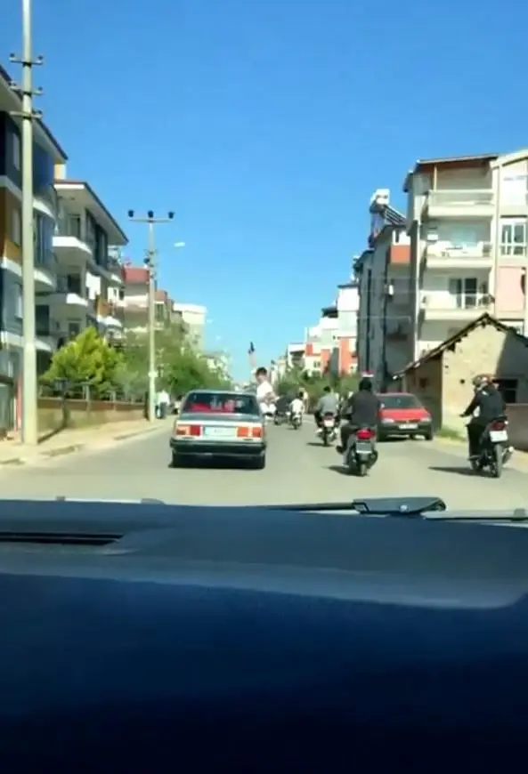 Kısıtlamaya rağmen asker konvoyu yaptılar, araçtan sarkıp havaya ateş açtılar Kısıtlamaya rağmen asker konvoyu yaptılar, araçtan sarkıp havaya ateş açtılar