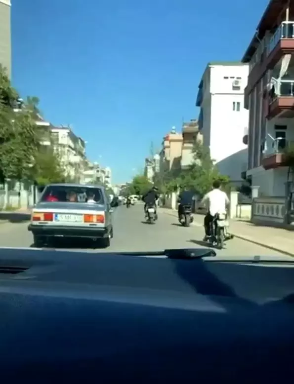 Kısıtlamaya rağmen asker konvoyu yaptılar, araçtan sarkıp havaya ateş açtılar Kısıtlamaya rağmen asker konvoyu yaptılar, araçtan sarkıp havaya ateş açtılar