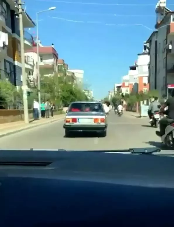 Kısıtlamaya rağmen asker konvoyu yaptılar, araçtan sarkıp havaya ateş açtılar Kısıtlamaya rağmen asker konvoyu yaptılar, araçtan sarkıp havaya ateş açtılar