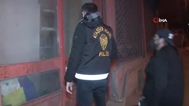Ataşehir'de kumar oynayarak kısıtlamayı delen kişilerden pes dedirten savunma; Dost meclisiyiz, iftar açıyorduk Ataşehir'de kumar oynayarak kısıtlamayı delen kişilerden pes dedirten savunma; Dost meclisiyiz, iftar açıyorduk