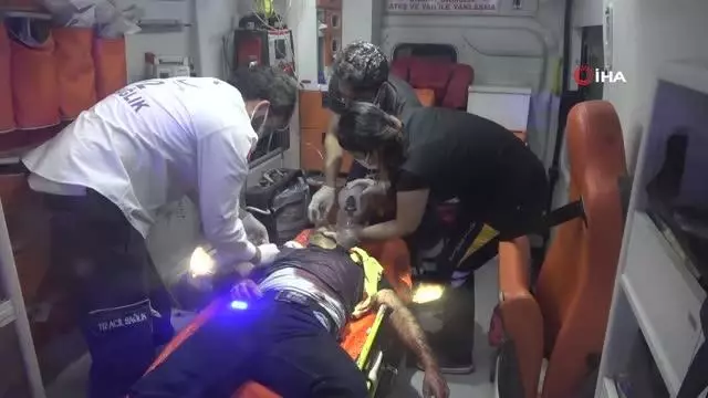 Babasını ve ağabeyini öldürdü, polise teslim oldu Babasını ve ağabeyini öldürdü, polise teslim oldu