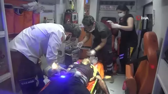 Babasını ve ağabeyini öldürdü, polise teslim oldu Babasını ve ağabeyini öldürdü, polise teslim oldu