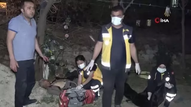 Babasını ve ağabeyini öldürdü, polise teslim oldu Babasını ve ağabeyini öldürdü, polise teslim oldu