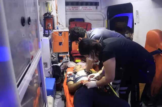 Babasını ve ağabeyini öldürdü, polise teslim oldu Babasını ve ağabeyini öldürdü, polise teslim oldu