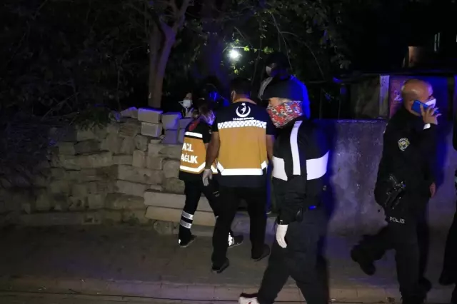 Babasını ve ağabeyini öldürdü, polise teslim oldu Babasını ve ağabeyini öldürdü, polise teslim oldu