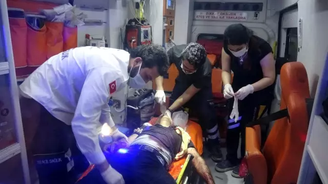 Babasını ve ağabeyini öldürdü, polise teslim oldu Babasını ve ağabeyini öldürdü, polise teslim oldu
