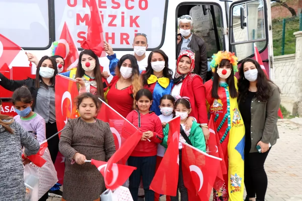 Belediye Başkanı mahalle mahalle gezip çocuklarla 23 Nisan kutladı