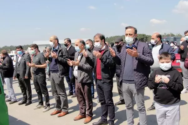 Beşiktaş'taki otobüs kazasında ölen kadın son yolculuğuna uğurlandı Beşiktaş'taki otobüs kazasında ölen kadın son yolculuğuna uğurlandı