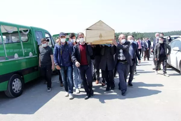 Beşiktaş'taki otobüs kazasında ölen kadın son yolculuğuna uğurlandı Beşiktaş'taki otobüs kazasında ölen kadın son yolculuğuna uğurlandı