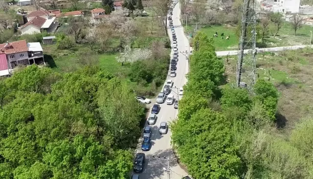 Bursa'da kısıtlama öncesi kilometrelerce kaynak suyu kuyruğu Bursa'da kısıtlama öncesi kilometrelerce kaynak suyu kuyruğu