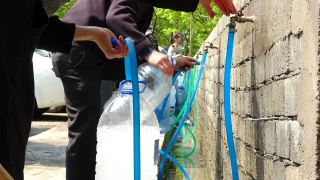 Bursa'da kısıtlama öncesi kilometrelerce kaynak suyu kuyruğu Bursa'da kısıtlama öncesi kilometrelerce kaynak suyu kuyruğu