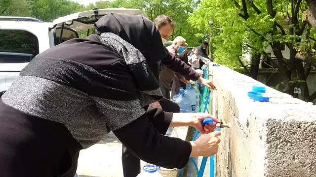Bursa'da kısıtlama öncesi kilometrelerce kaynak suyu kuyruğu Bursa'da kısıtlama öncesi kilometrelerce kaynak suyu kuyruğu